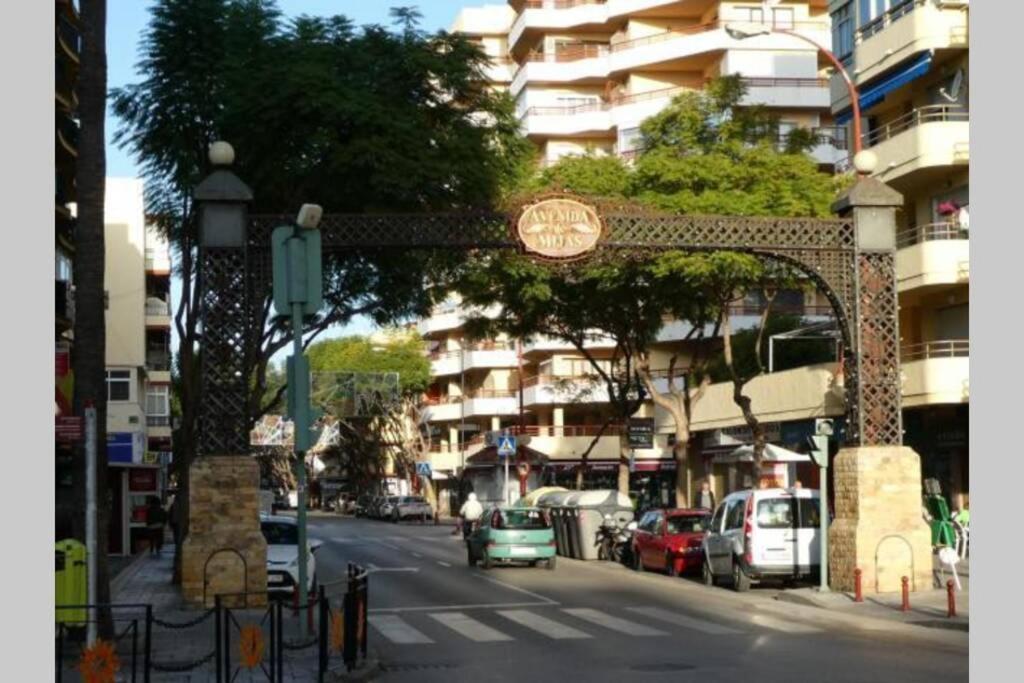 Apartamento A Un Paseo De La Playa Apartment ฟูเอนฮิโรลา ภายนอก รูปภาพ