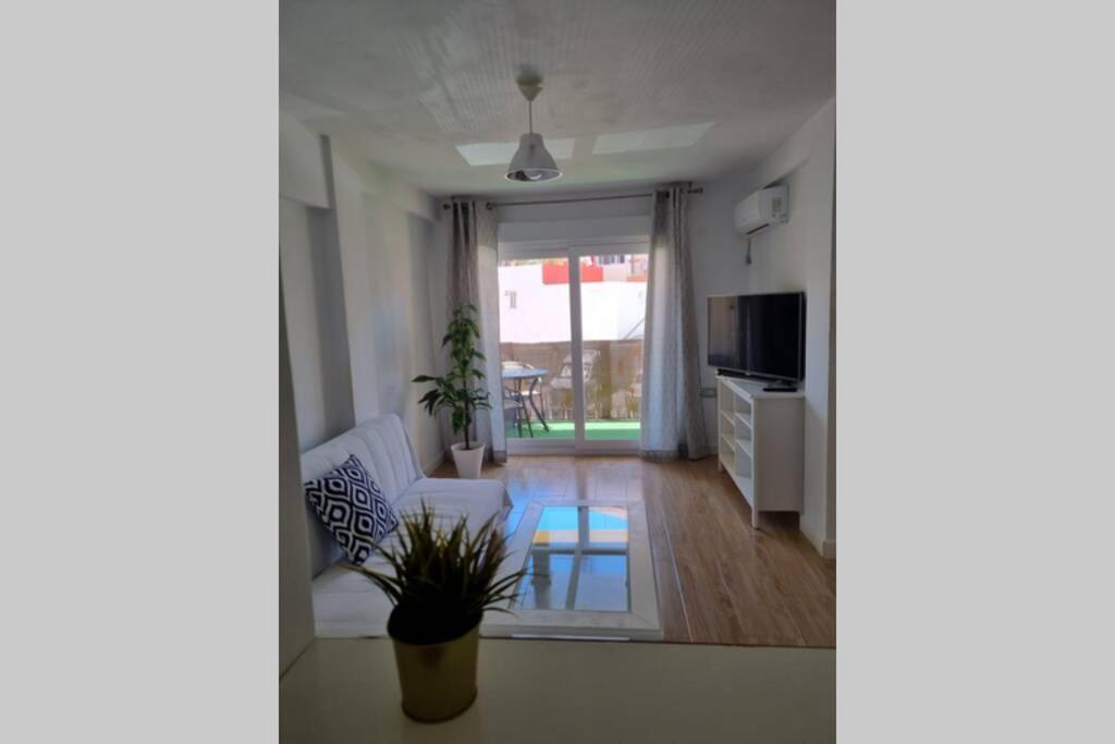 Apartamento A Un Paseo De La Playa Apartment ฟูเอนฮิโรลา ภายนอก รูปภาพ