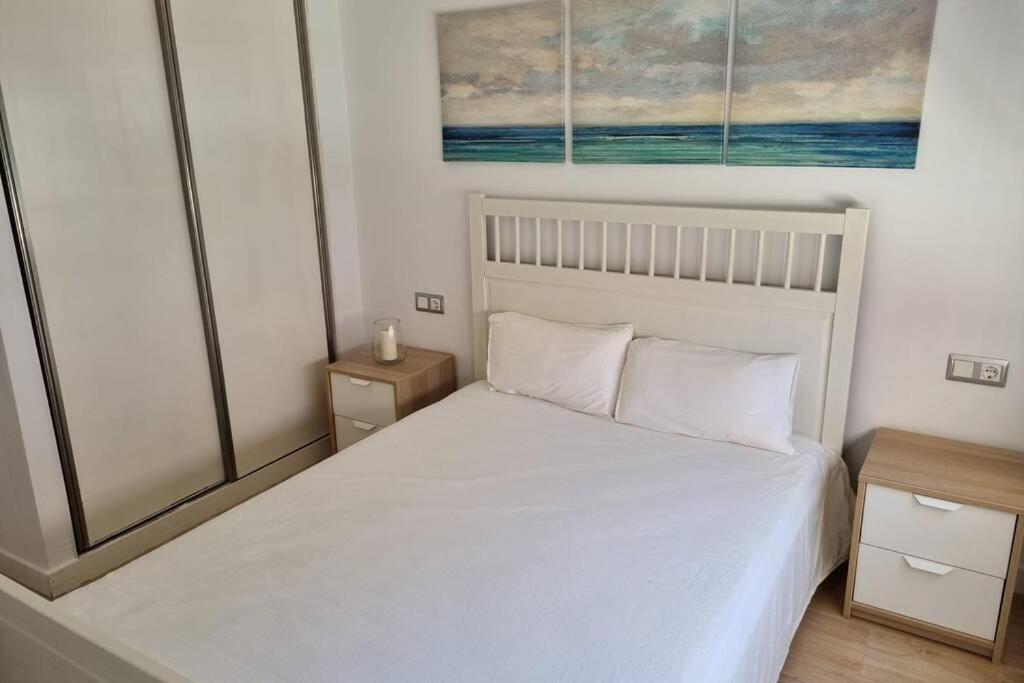 Apartamento A Un Paseo De La Playa Apartment ฟูเอนฮิโรลา ภายนอก รูปภาพ